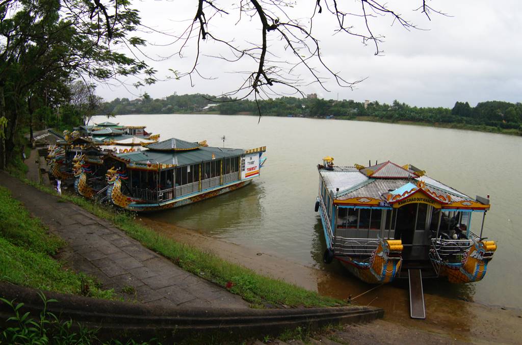 Building Artistic Cultural Space Along Huong River In Thua Thien - Hue Province